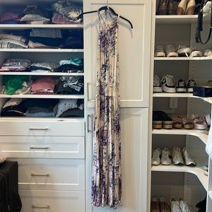 Great everyday or date night maxi dress for the summer.